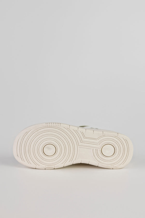 Lace-up fastening sneakers