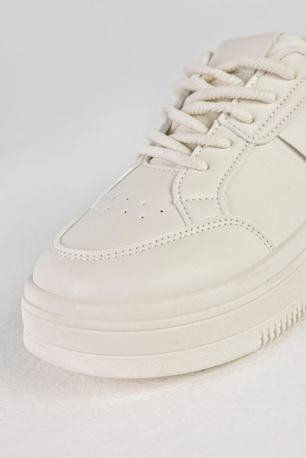Lace-up fastening sneakers