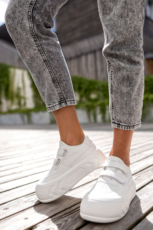 Lace-up fastening sneakers