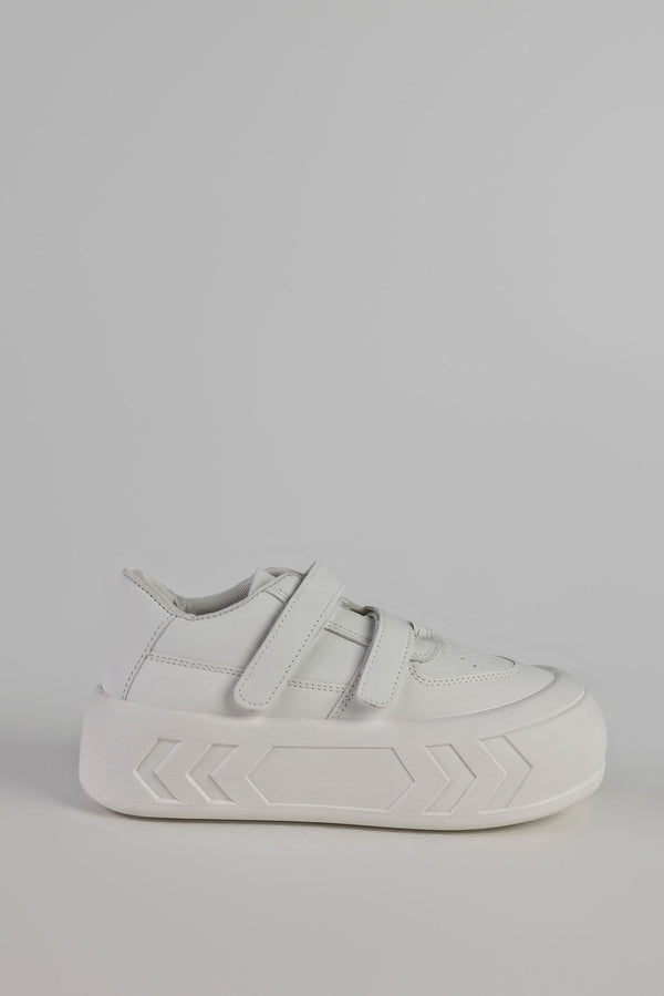 Lace-up fastening sneakers