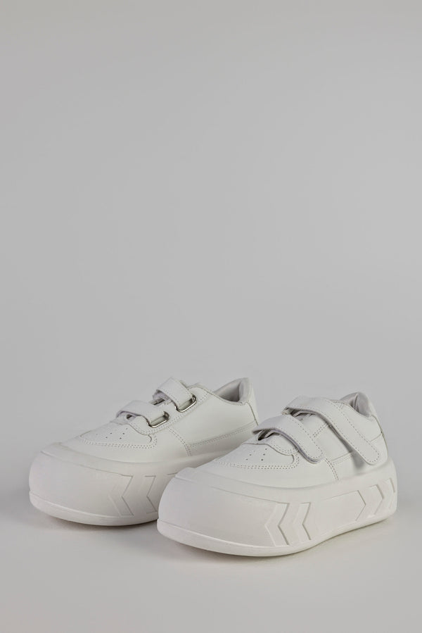 Lace-up fastening sneakers