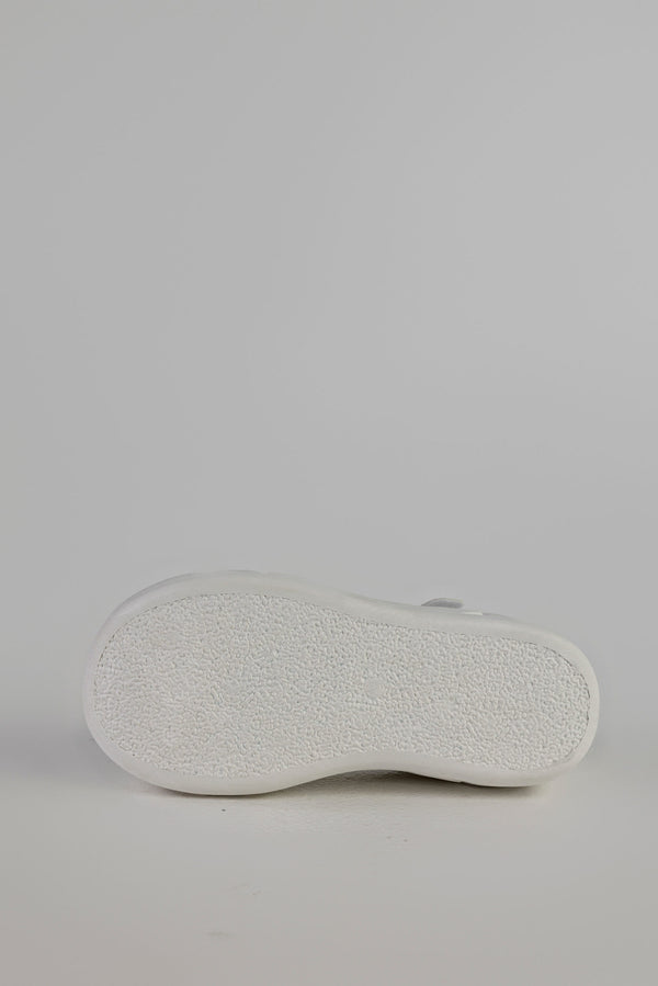 Lace-up fastening sneakers