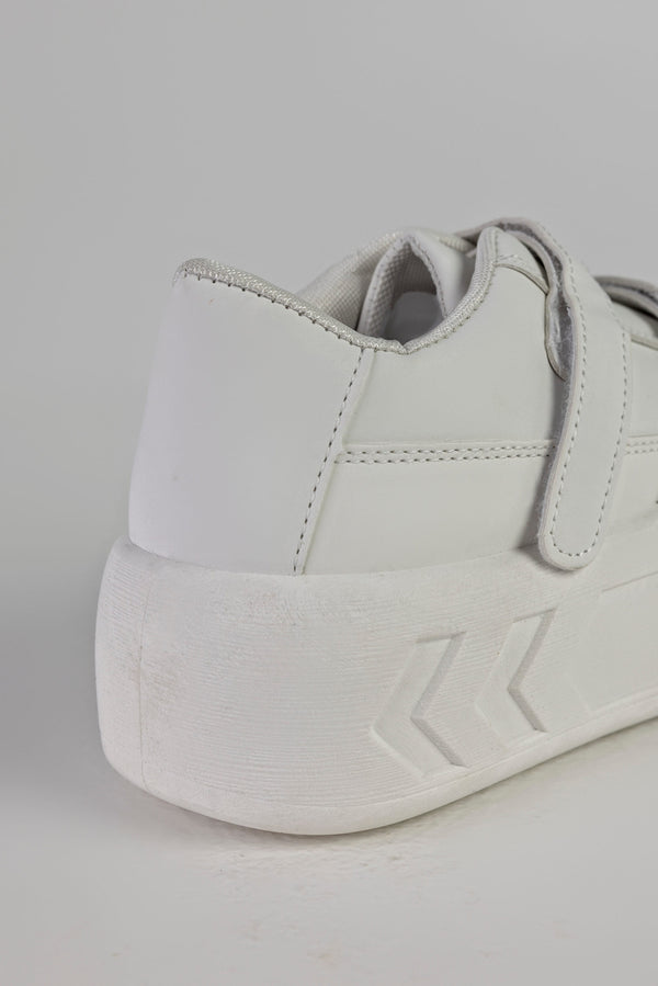 Lace-up fastening sneakers