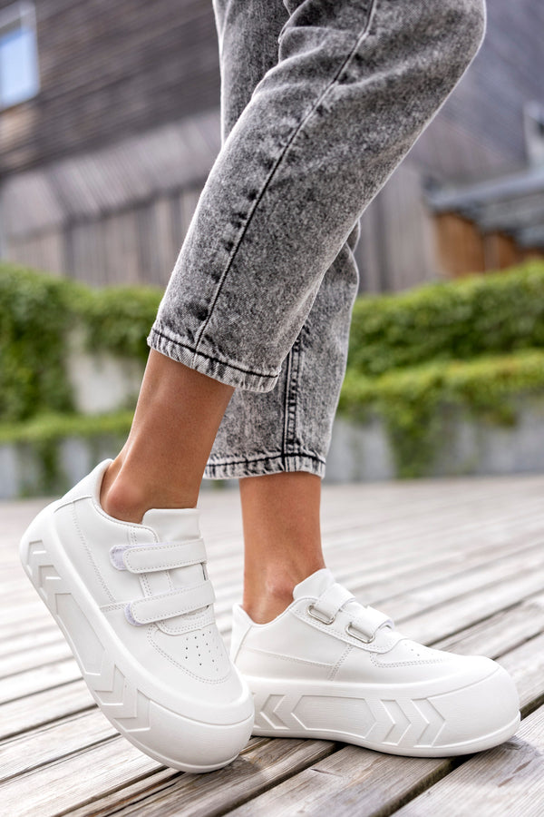 Lace-up fastening sneakers