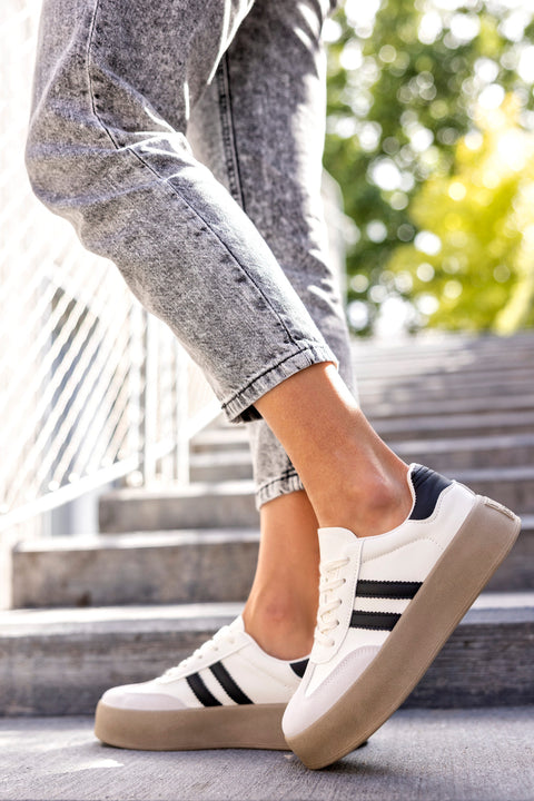 Lace-up fastening sneakers