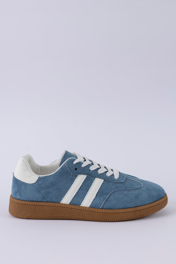 Lace-up fastening sneakers