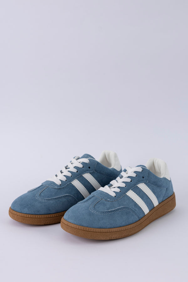 Lace-up fastening sneakers