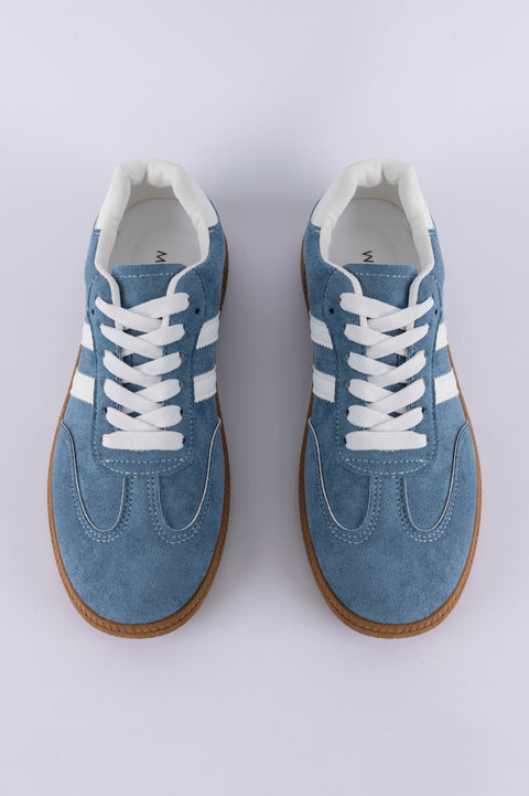 Lace-up fastening sneakers