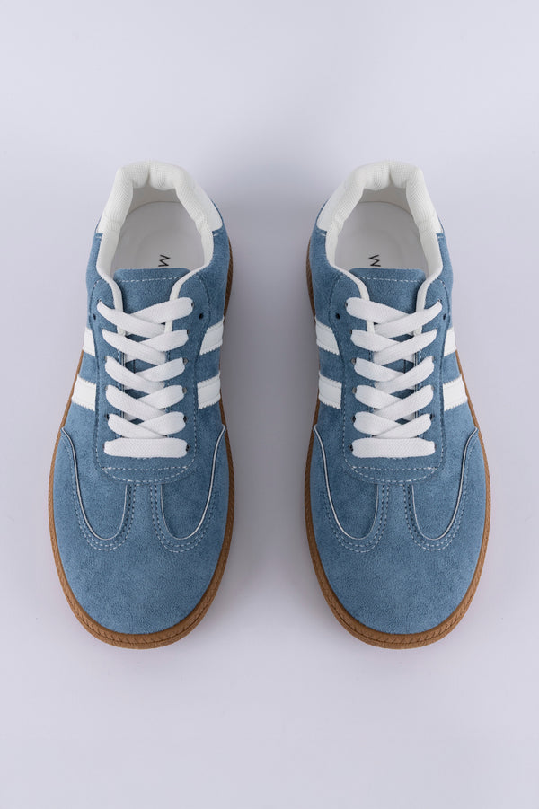 Lace-up fastening sneakers