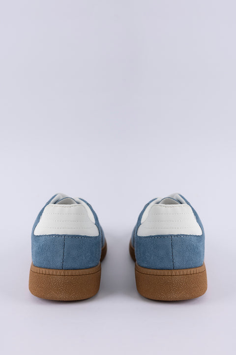 Lace-up fastening sneakers