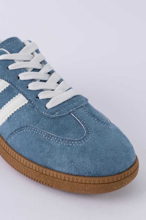 Lace-up fastening sneakers