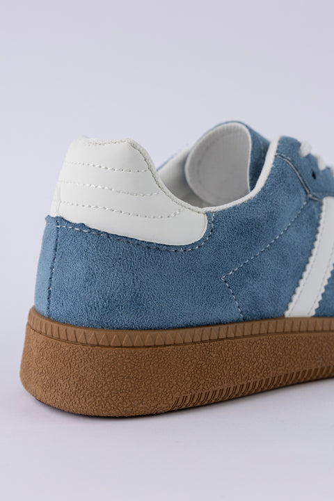 Lace-up fastening sneakers