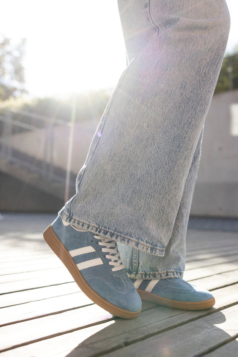 Lace-up fastening sneakers