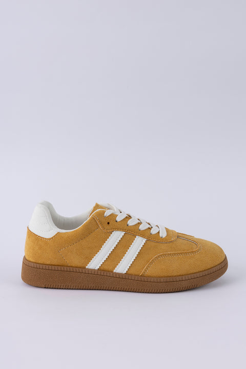 Lace-up fastening sneakers