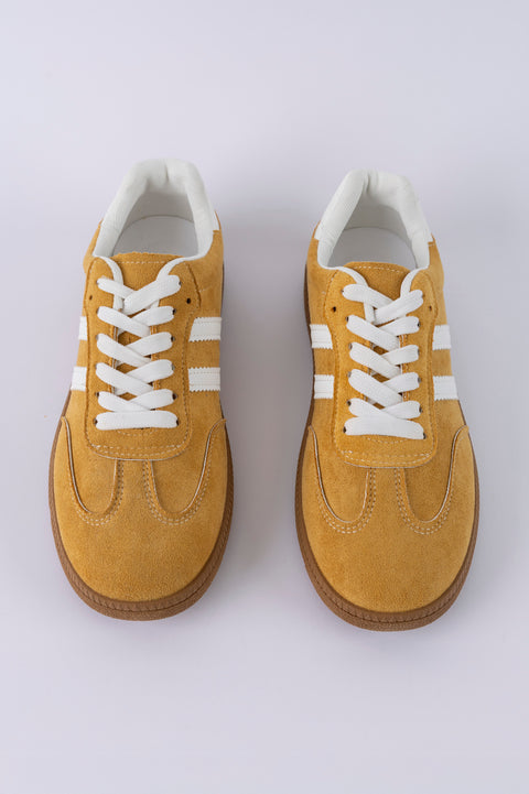 Lace-up fastening sneakers