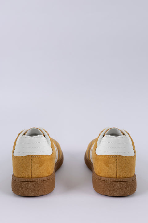 Lace-up fastening sneakers