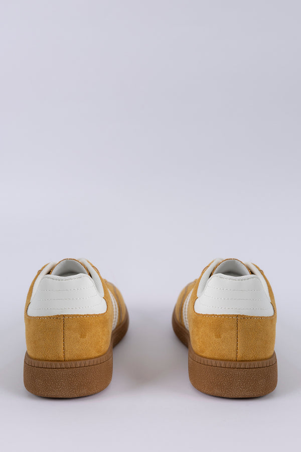 Lace-up fastening sneakers