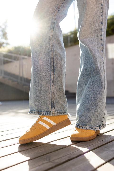 Lace-up fastening sneakers