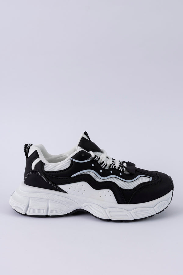 Lace-up fastening sneakers