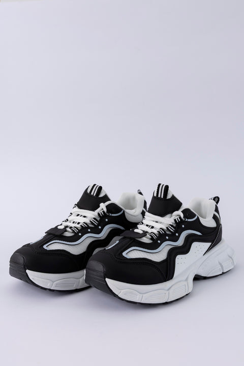 Lace-up fastening sneakers