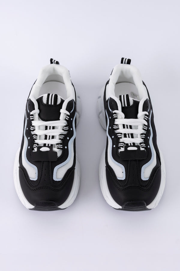 Lace-up fastening sneakers