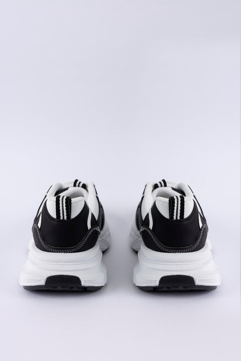 Lace-up fastening sneakers