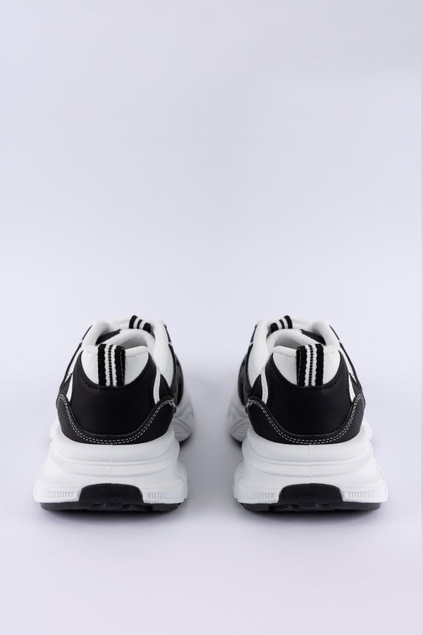 Lace-up fastening sneakers