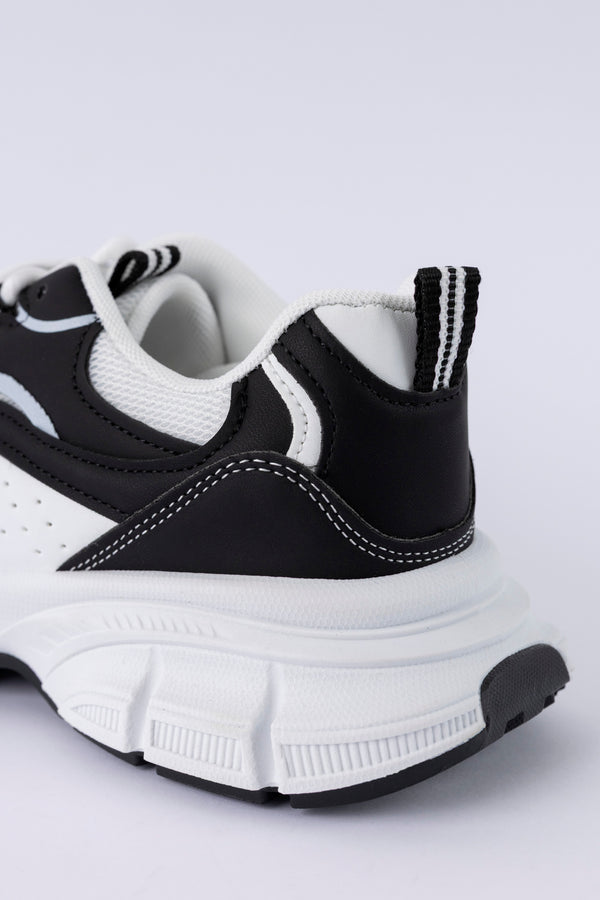 Lace-up fastening sneakers