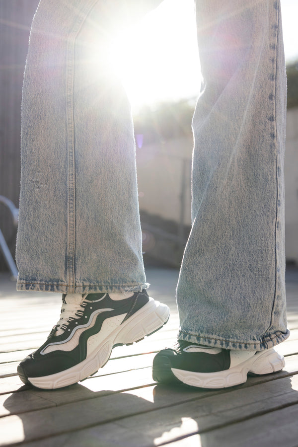 Lace-up fastening sneakers