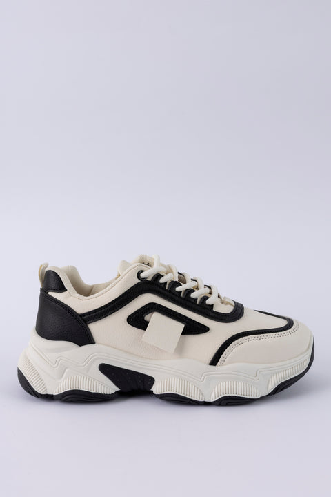 Lace-up fastening sneakers