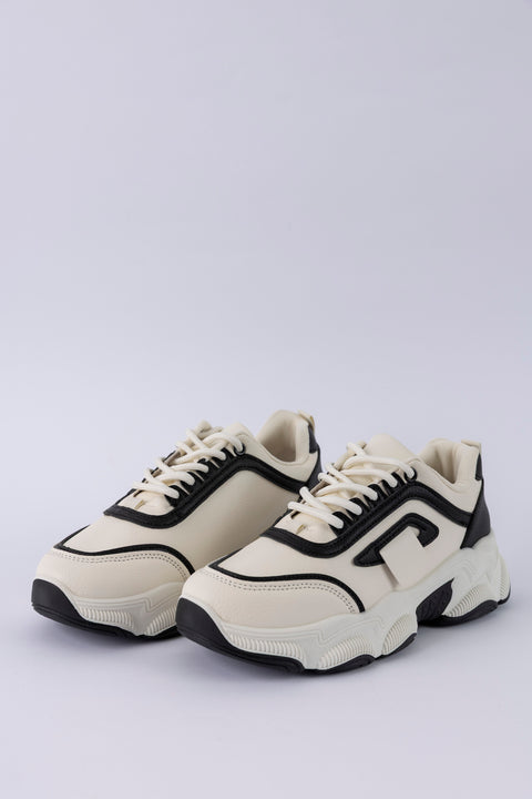 Lace-up fastening sneakers