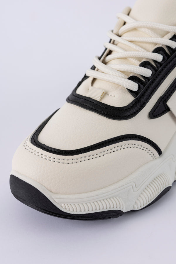 Lace-up fastening sneakers