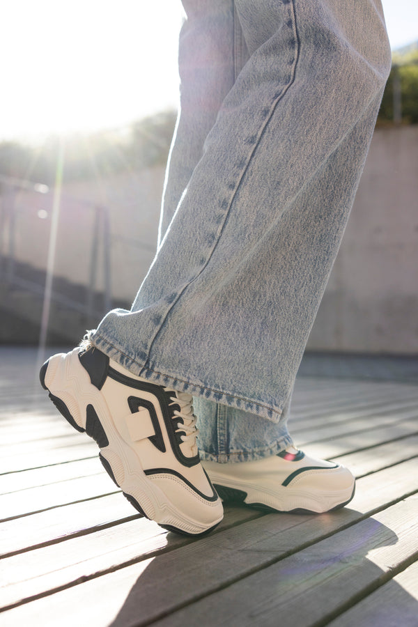 Lace-up fastening sneakers