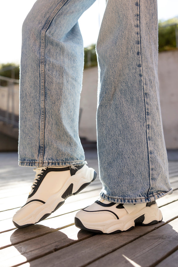 Lace-up fastening sneakers