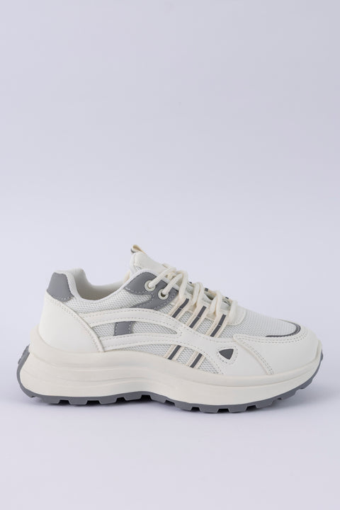 Lace-up fastening sneakers