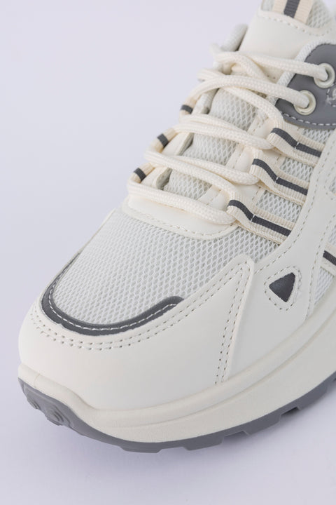 Lace-up fastening sneakers