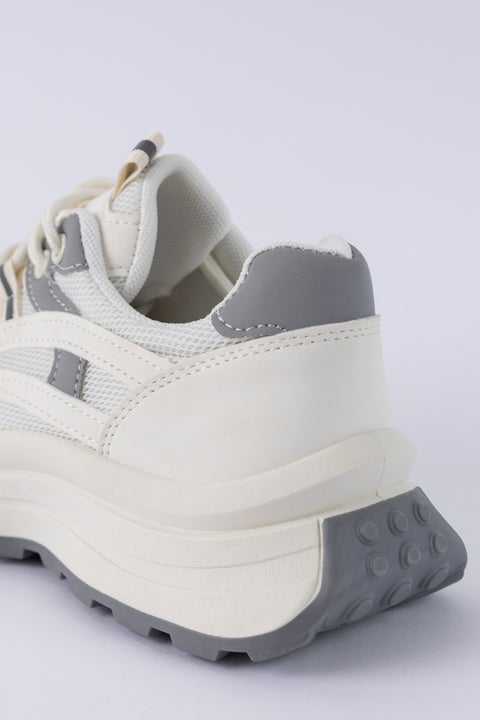 Lace-up fastening sneakers