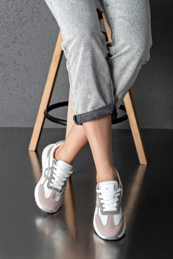 Lace-up fastening sneakers