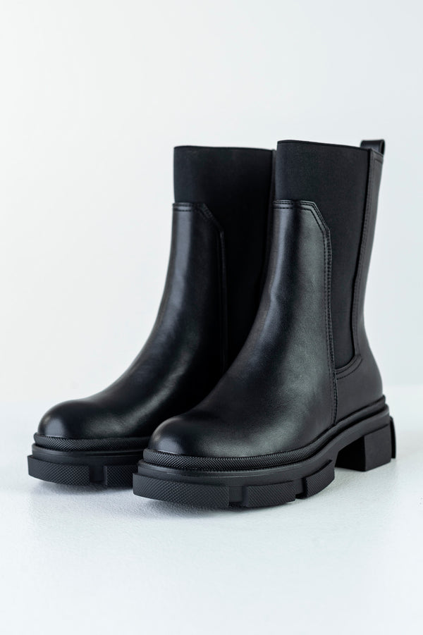 Chunky sole boots with elatic at sides