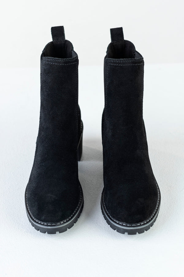 Leather boots with elastic at sides