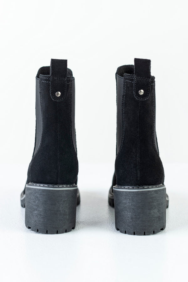 Leather boots with elastic at sides