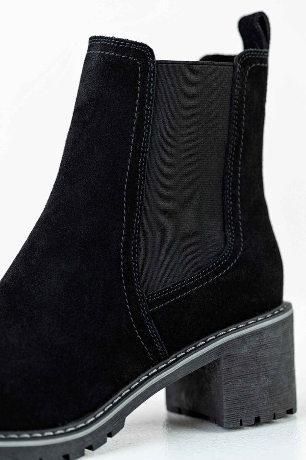 Leather boots with elastic at sides