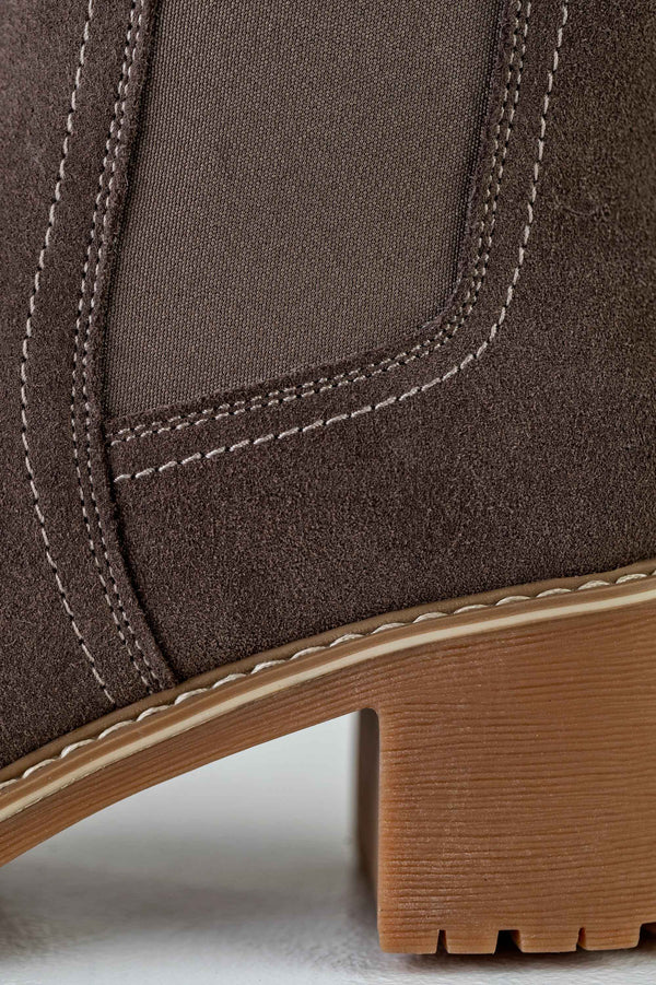 Leather boots with elastic at sides