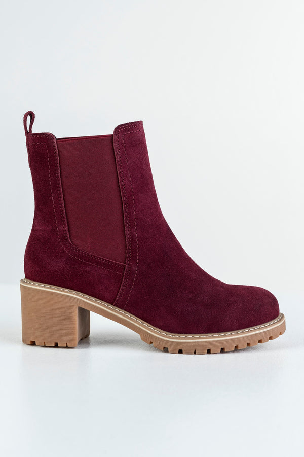 Leather boots with elastic at sides