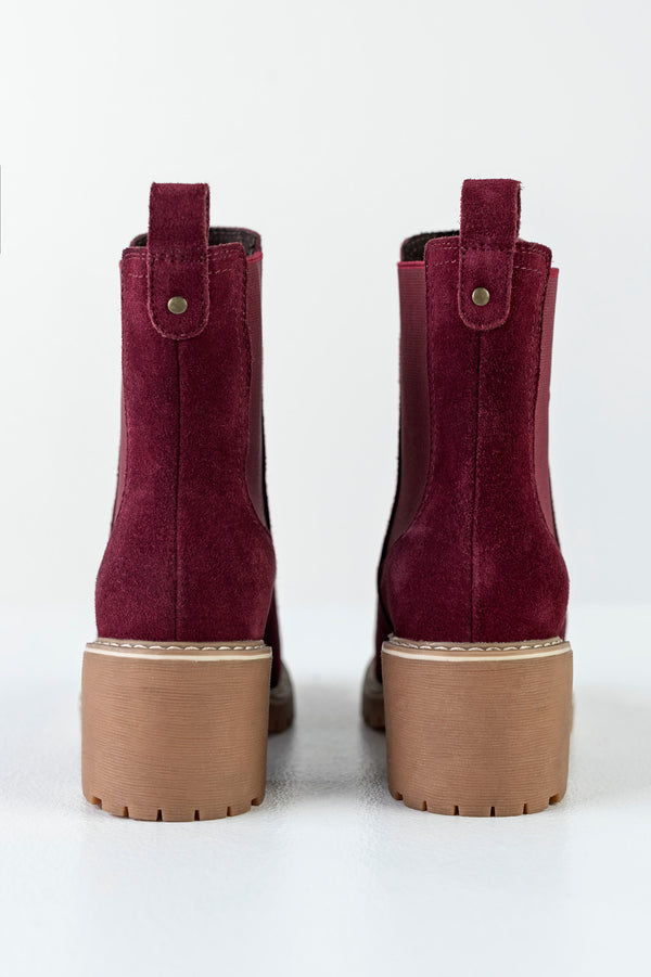 Leather boots with elastic at sides