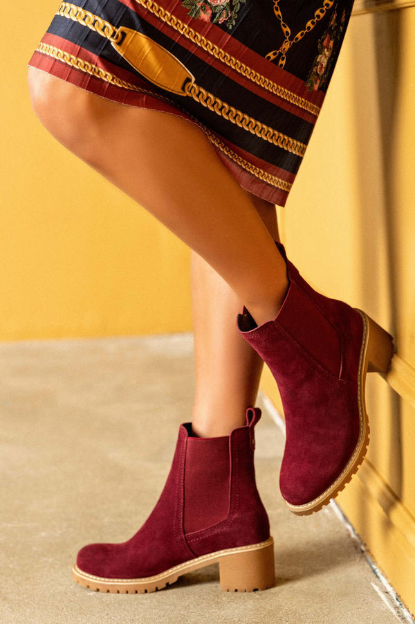 Leather boots with elastic at sides
