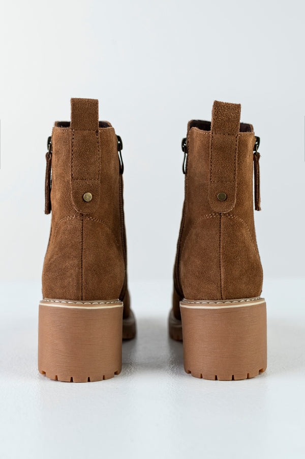 Leather boots with decorative zipper on side