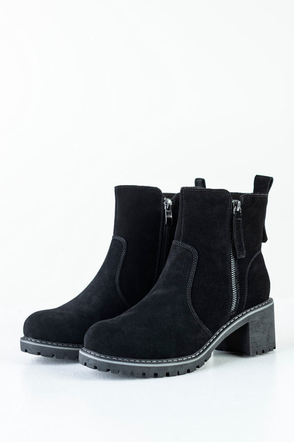 Leather boots with decorative zipper on side