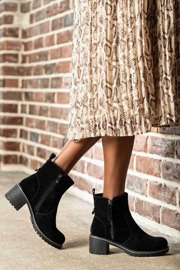 Leather boots with decorative zipper on side