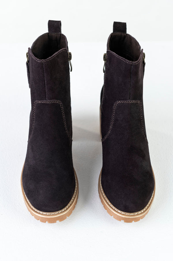 Leather boots with decorative zipper on side